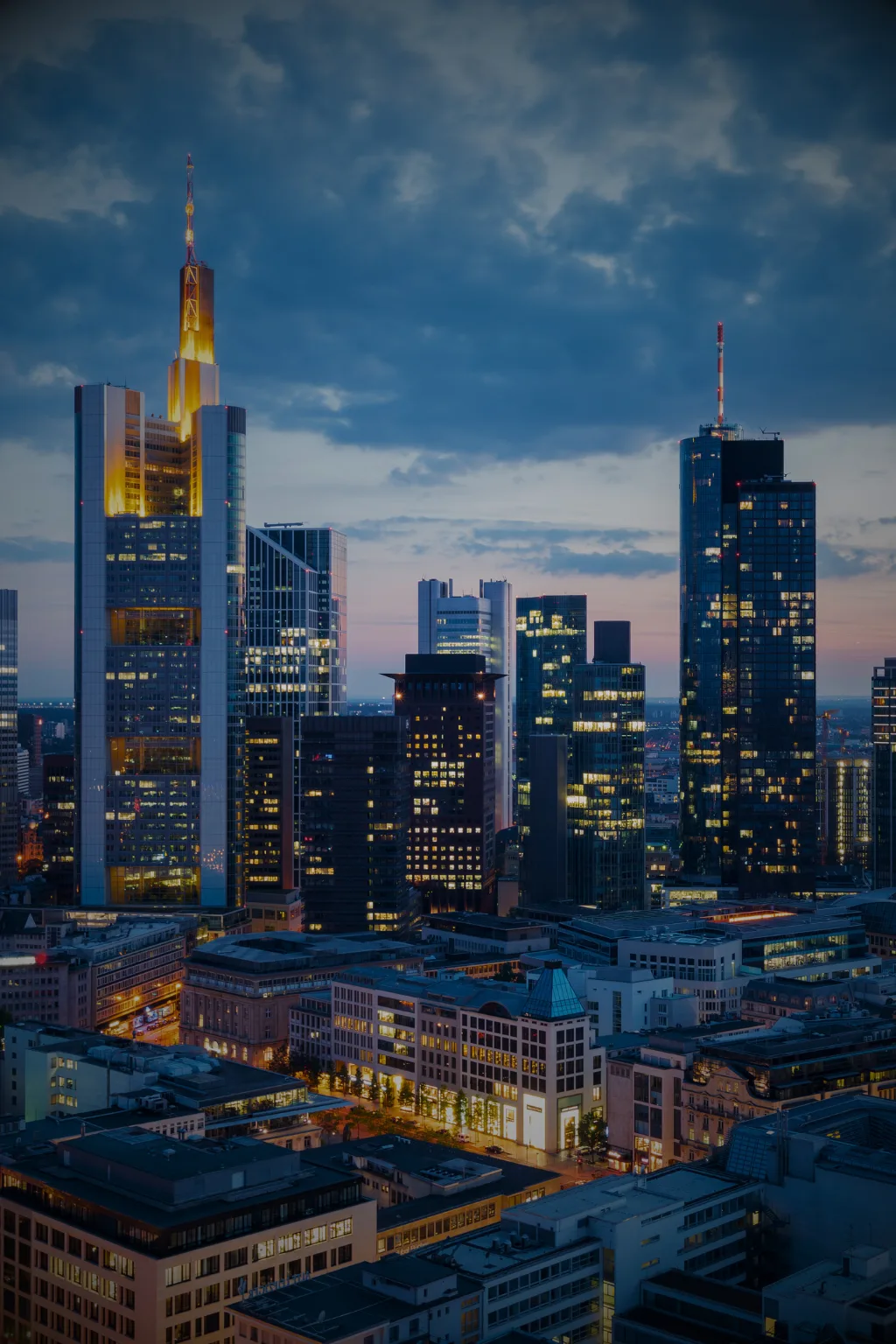 Frankfurt am Main Skyline bei Abenddämmerung